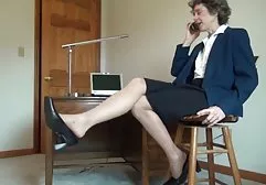 丰满的金发女郎年龄欺骗丈夫与邻居的家伙