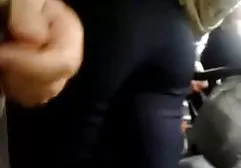 墙上有一个洞，有一个大鸡巴，适合迷人的金发女郎