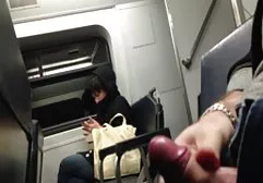 裸露的山雀的女孩在链舔阴部做奴隶