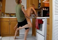 与传教士位置的Vanessa早上做爱