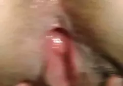 甜美的黑白混血儿自慰并撒尿