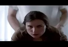 年轻人在一天散步后热情地同性恋