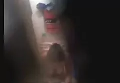 按摩浴缸中的水波让母狗达到了高潮