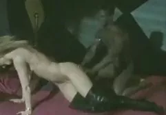 苗条的18岁俄罗斯姑娘热情地自慰
