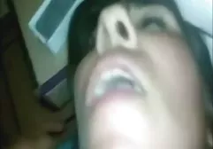 两位女士吸了一个人