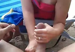 那个家伙在一个18岁女孩的嘴里塞了起来