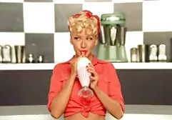 成熟的男人召唤了一个年轻的荡妇，并在环中操她