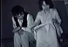 手淫的一个漂亮的女孩在椅子上