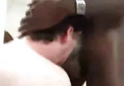 吸烟婊子用奴隶的舌头做了一个烟灰缸