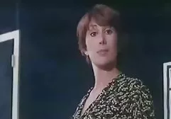 美丽的女孩吃裸