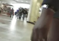 与dick的年轻网络摄影机模型在长沙发猛拉