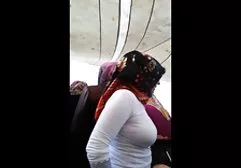 在野肛交后，男性在屁股金发女郎上完成了很多