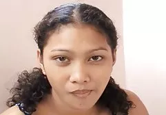 裸体主义女友在海滩上打破一个小营地