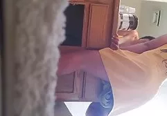 俄罗斯荡妇与男人喝醉了，并有一个热的狂欢
