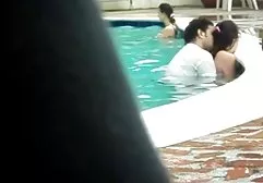 男人交换他们的妻子上演了一场性狂欢