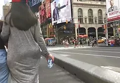 埃里卡裸躺在汽车的真皮座椅上。