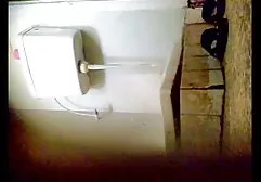 阿里尔格雷斯显示和抚摸她多汁的小猫