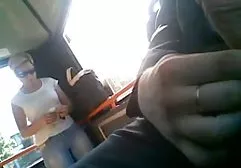 华丽的金发熟女在第一次约会吮人