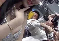 其中一个裸体主义者带着一台迷你相机到海滩上拍摄