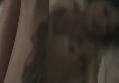 苗条的金发女郎享受热肛交
