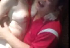 成熟的同性恋坐在儿子的硬阴茎上