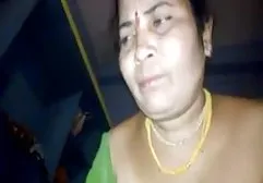 丝袜的甜金发女郎用振动器自慰