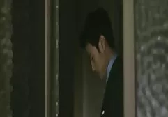 淫荡的家伙向他们的女朋友喝酒以操她的人群