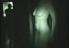 性感模特在采访中显示她的乳房和剃光的阴部