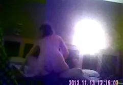 从一个裸体瘦弱的体操运动员刺激练习