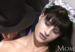 幼小瞪羚显示美好的荚关闭