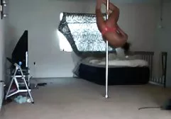 这家伙做了一个漂亮的女孩yoni按摩，然后乱搞猫的宝贝