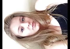 孤独的微型金发女郎引诱另一个人在大街上