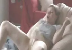饥肠辘辘的家伙们热切地在所有洞中性交金发女郎