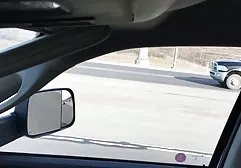 穿着紧身裤的黑发男人绑着男人的家伙