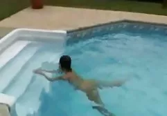 阿纳斯塔西娅在短裙乱搞屁股