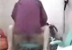 瓦伦蒂娜把头发梳成一个发髻，巧妙地做了一个口交