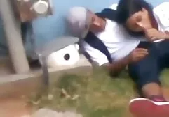 女孩妇科医生诱惑她的病人，并在她的阴部推她的假阳具