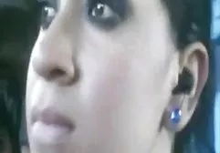 纤细的Nessa Devil展示了她别致的造型。