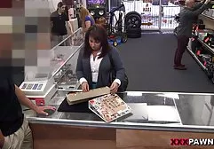 灰眼睛的乌克兰人用振动器乱搞她的阴部