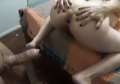 年轻的小猫很甜蜜他妈的活跃的家伙