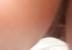他在一个野生海滩上的一个晒黑女孩的特写镜头中挑了一只猫