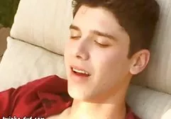 一个男人的油性金发straponyl和fistyl肛门孔
