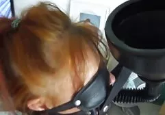 秘密地穿着性感短裤巧妙地做口交