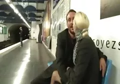 顽皮的金发女郎得到了这样的肛交