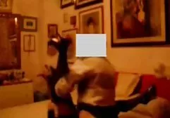 两个女同性恋者玩肛门球