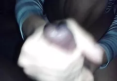 有美丽的山雀的浅黑肤色的男人在水池训练
