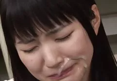车库的汽车机械师性交的女孩反对她的意志