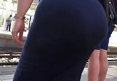 一名女子与一名成员正在殴打一名年轻漂亮的女子
