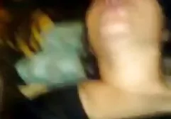 年轻的金发女郎在床上和一个男人玩得开心
