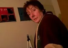 年轻的美女抓住了一个灰机的兄弟，并决定向他投降